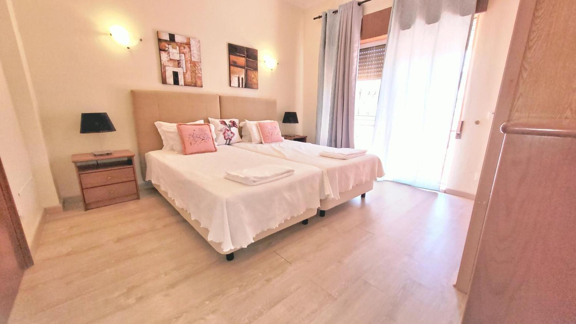 Walking Distance To The Centre - Snooker Table - Private Pool - 5 Bedrooms كوارتيرا المظهر الخارجي الصورة